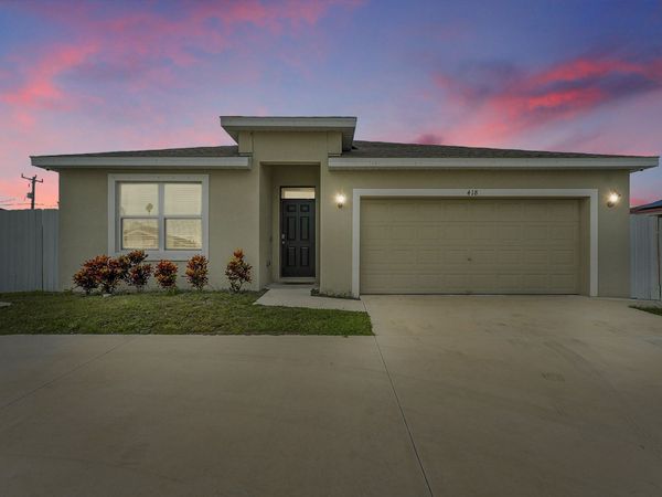 418 NW Airoso Boulevard, Port Saint Lucie, FL 34983