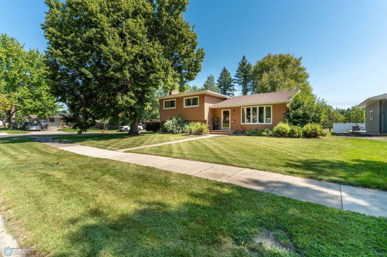 2925 Edgewood Drive N, Fargo, ND 58102 Main Photo