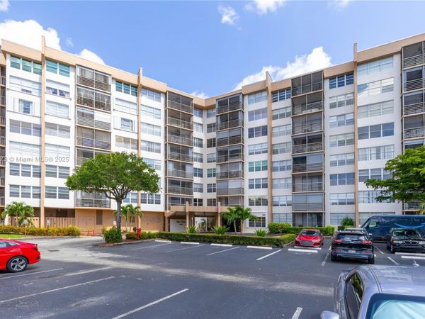 1000 Saint Charles Pl, Unit 319, Pembroke Pines, FL 33026