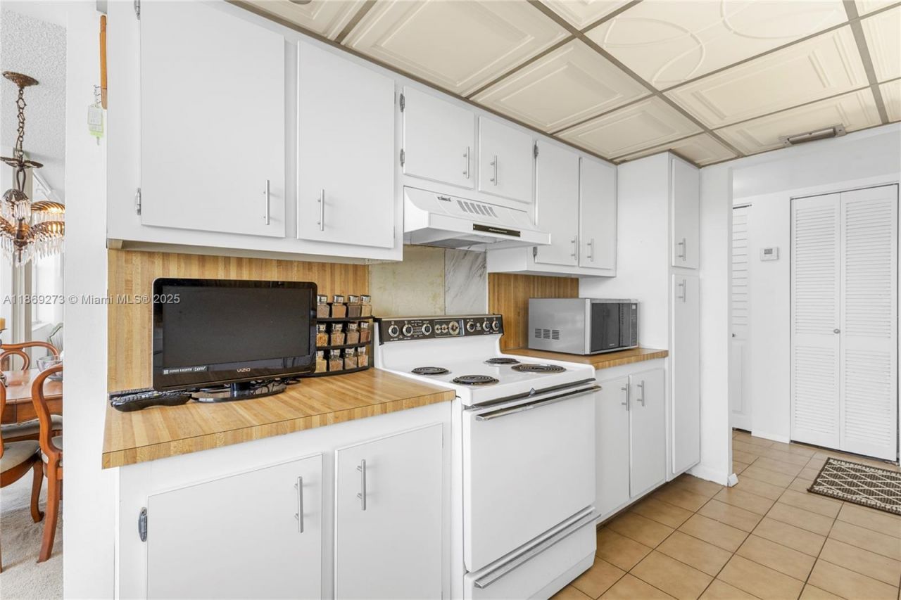 1000 Saint Charles Pl, Unit 319, Pembroke Pines, FL 33026 Photo