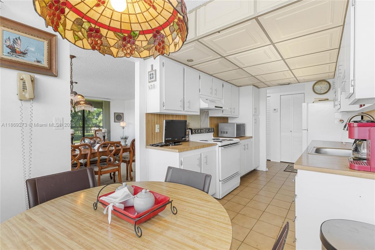 1000 Saint Charles Pl, Unit 319, Pembroke Pines, FL 33026 Photo