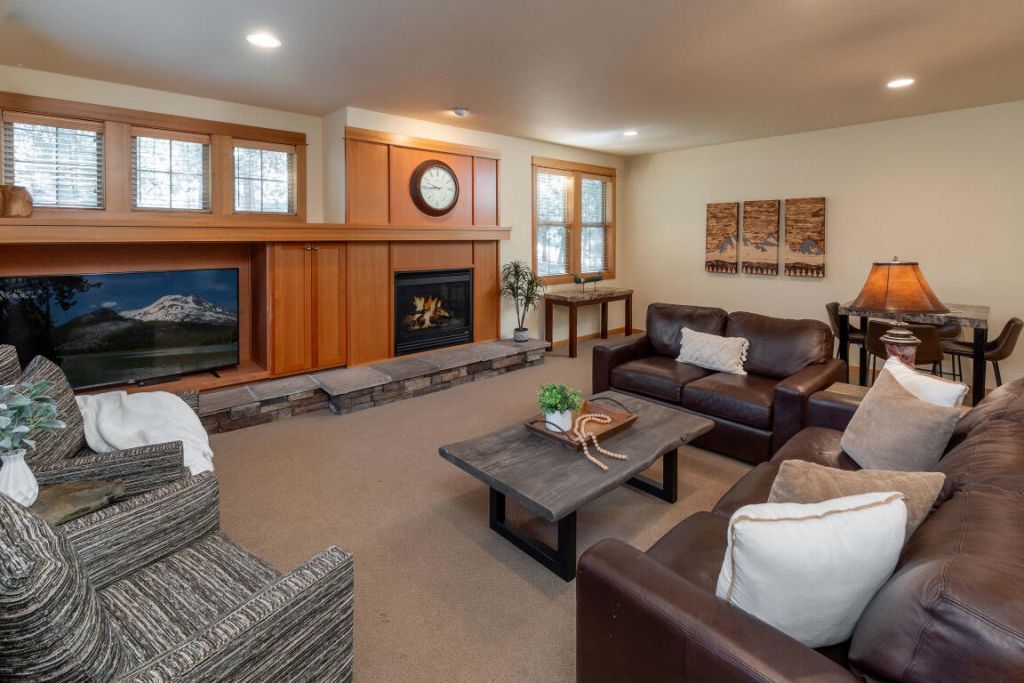 57111 Fremont Drive, Unit 2, Sunriver, OR 97707 Main Photo