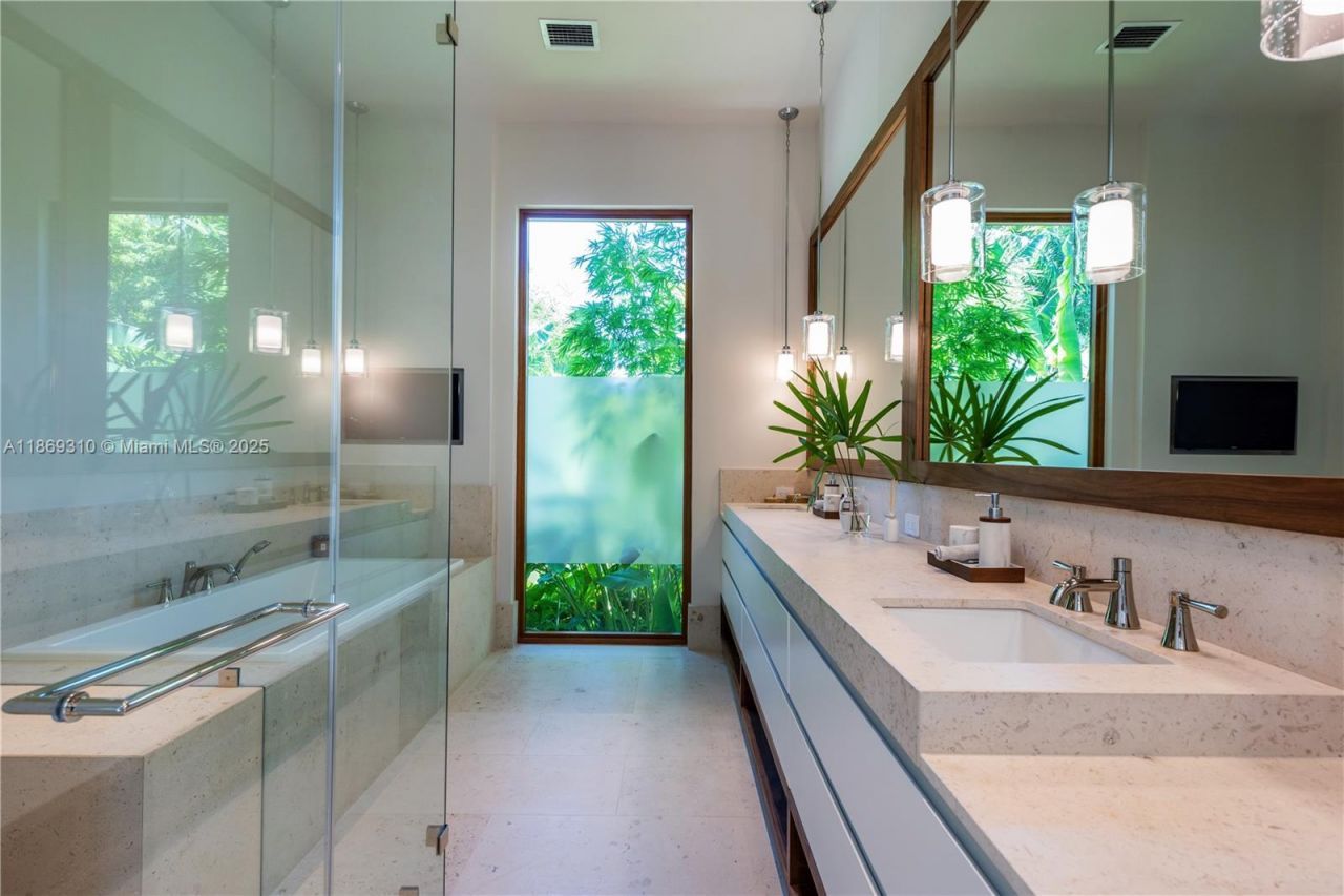 864 NE 84th St, Miami, FL 33138 Photo