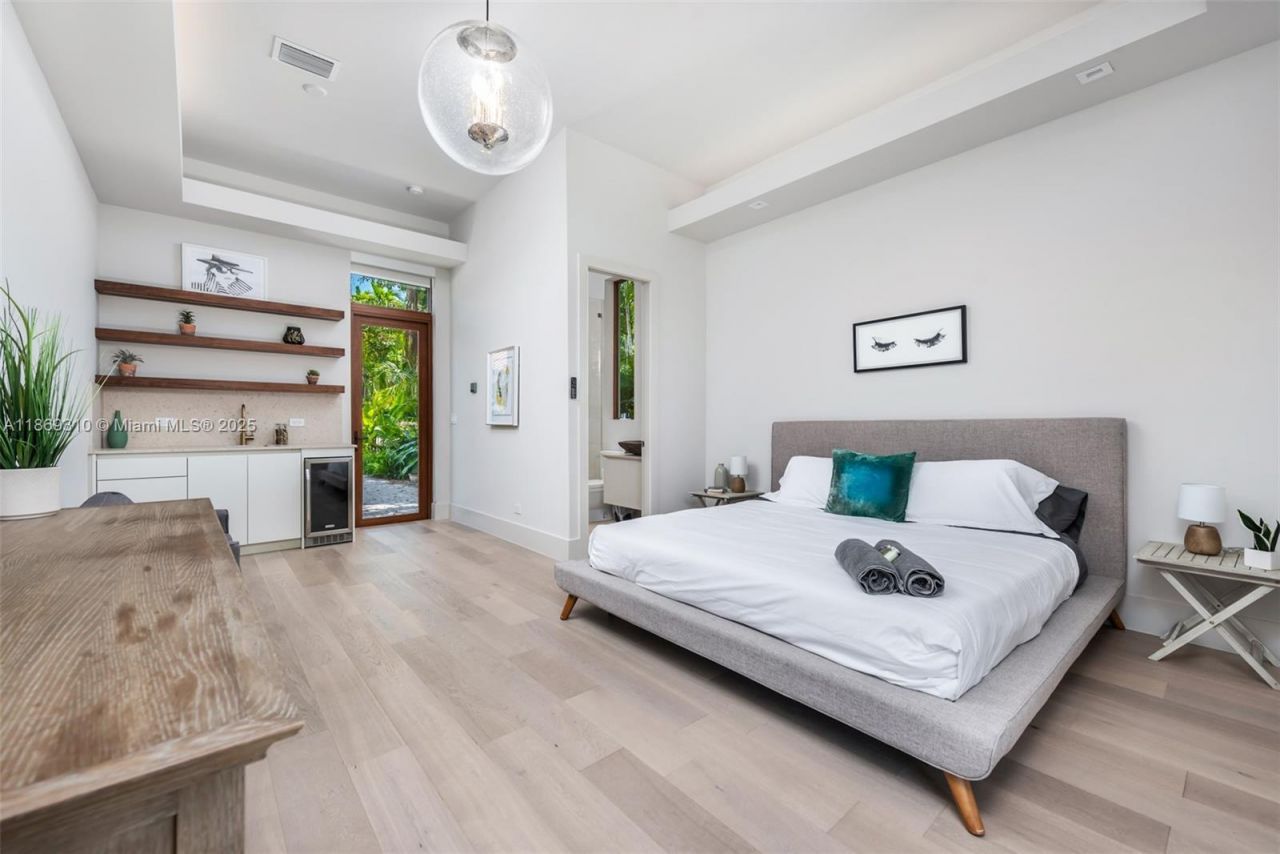 864 NE 84th St, Miami, FL 33138 Photo