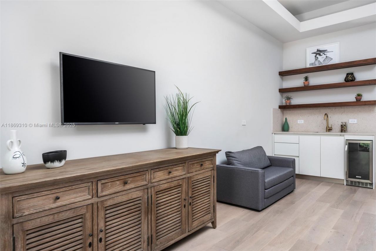 864 NE 84th St, Miami, FL 33138 Photo