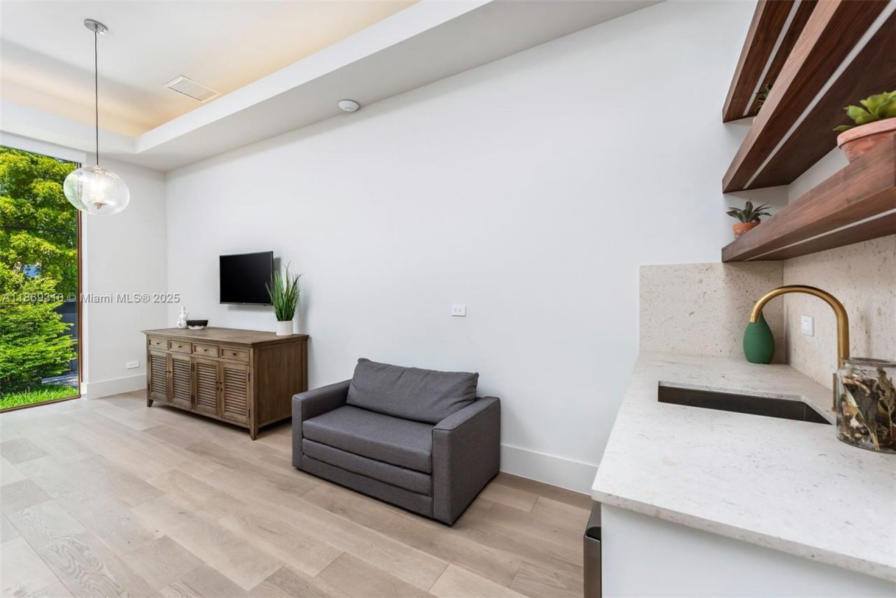 864 NE 84th St, Miami, FL 33138 Photo