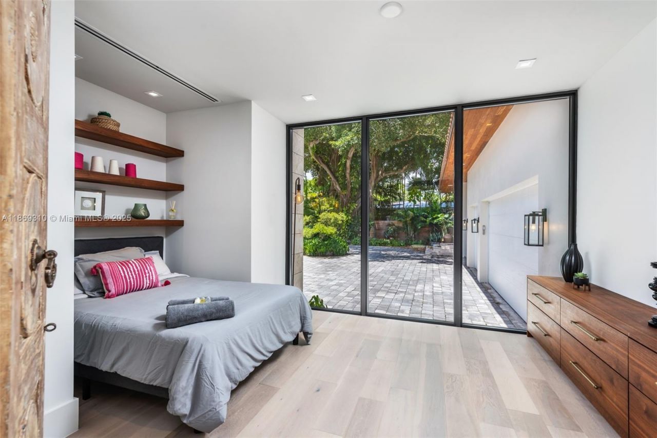 864 NE 84th St, Miami, FL 33138 Photo