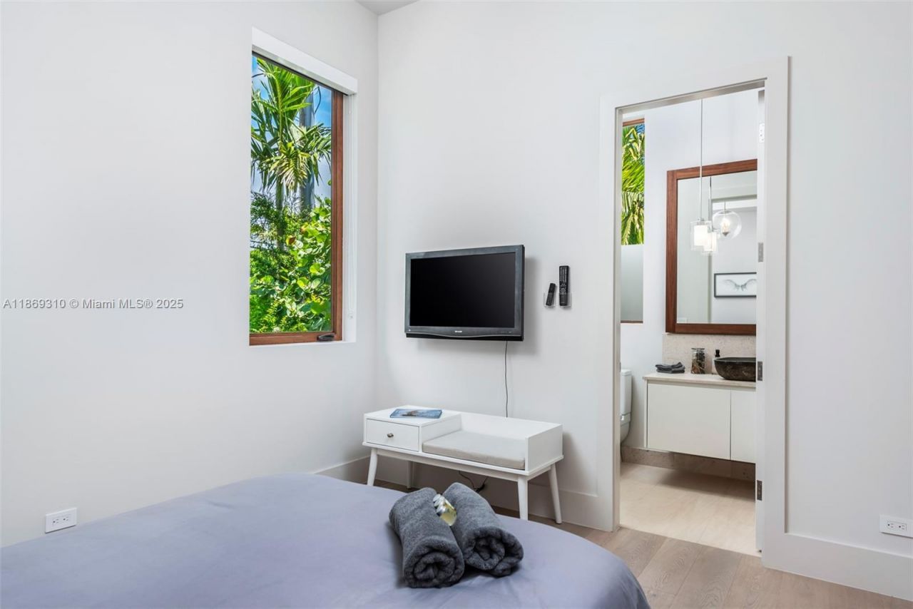 864 NE 84th St, Miami, FL 33138 Photo