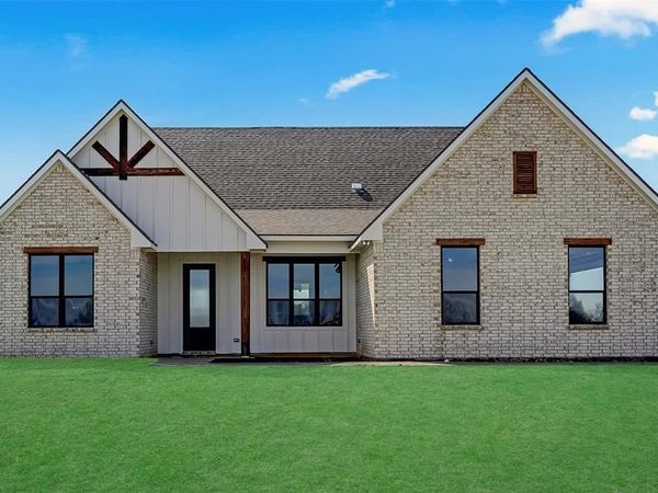 209 Avenida Avenue, Rio Vista, TX 76093