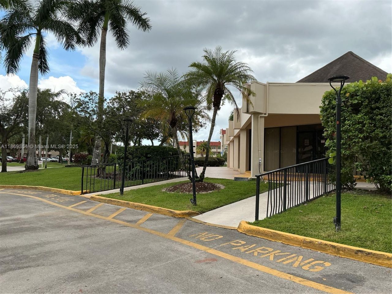 2600 W Sunrise Lakes Dr, Unit 305, Sunrise, FL 33322 Photo