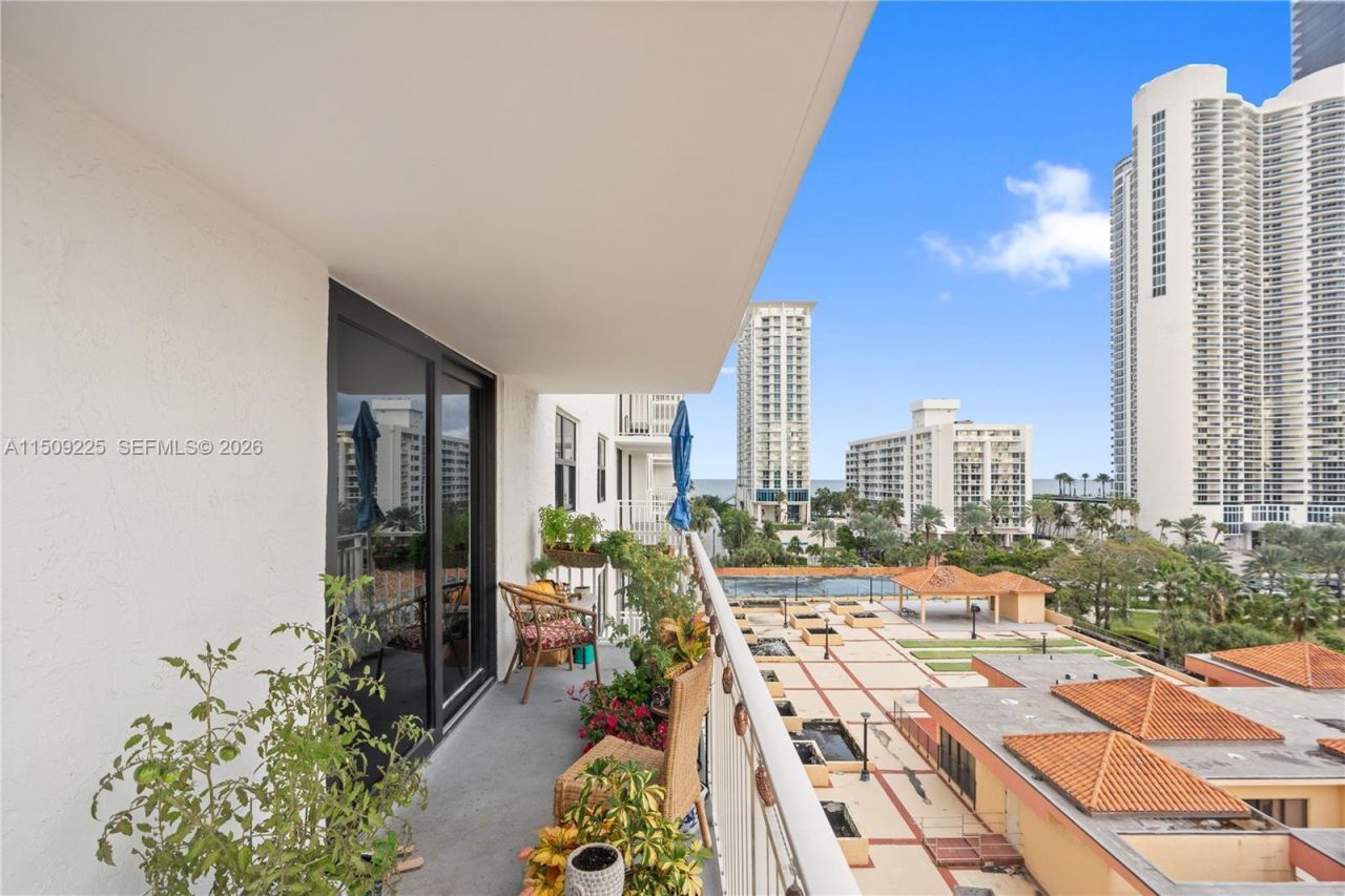 210 174th St, Unit 805, Sunny Isles Beach, FL 33160 Photo