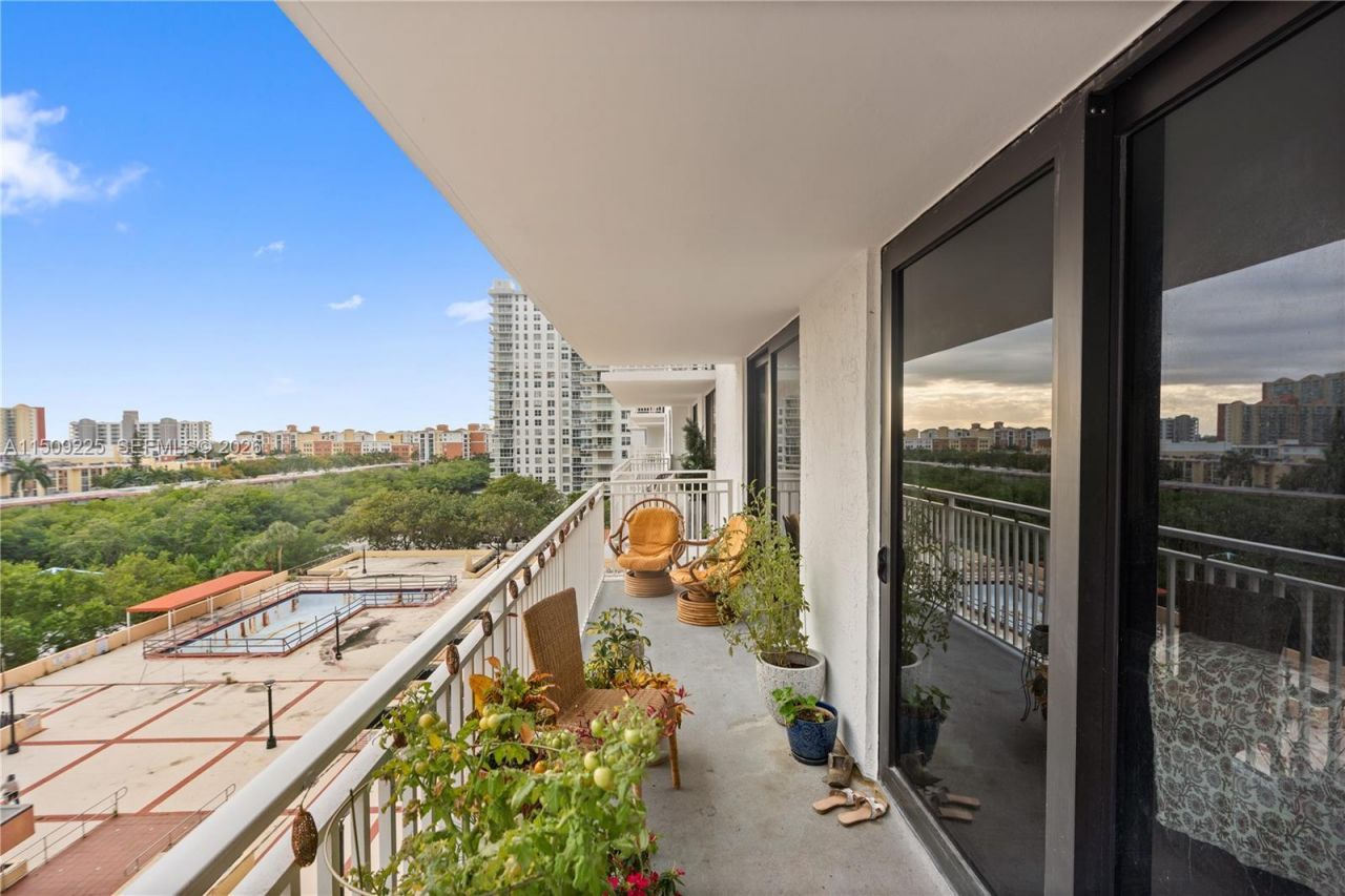 210 174th St, Unit 805, Sunny Isles Beach, FL 33160 Photo