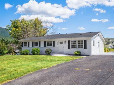 560 MASSANUTTEN VIEW DR, PENN LAIRD, VA 22846