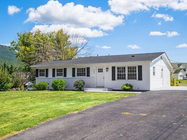 560 MASSANUTTEN VIEW DR, PENN LAIRD, VA 22846