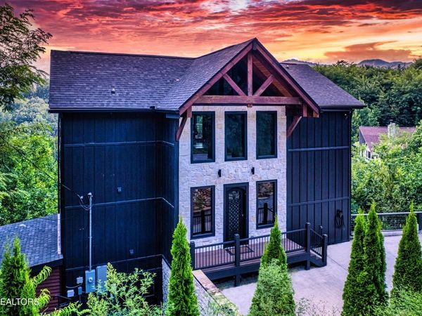 887 Sourwood Drive, Gatlinburg, TN 37738