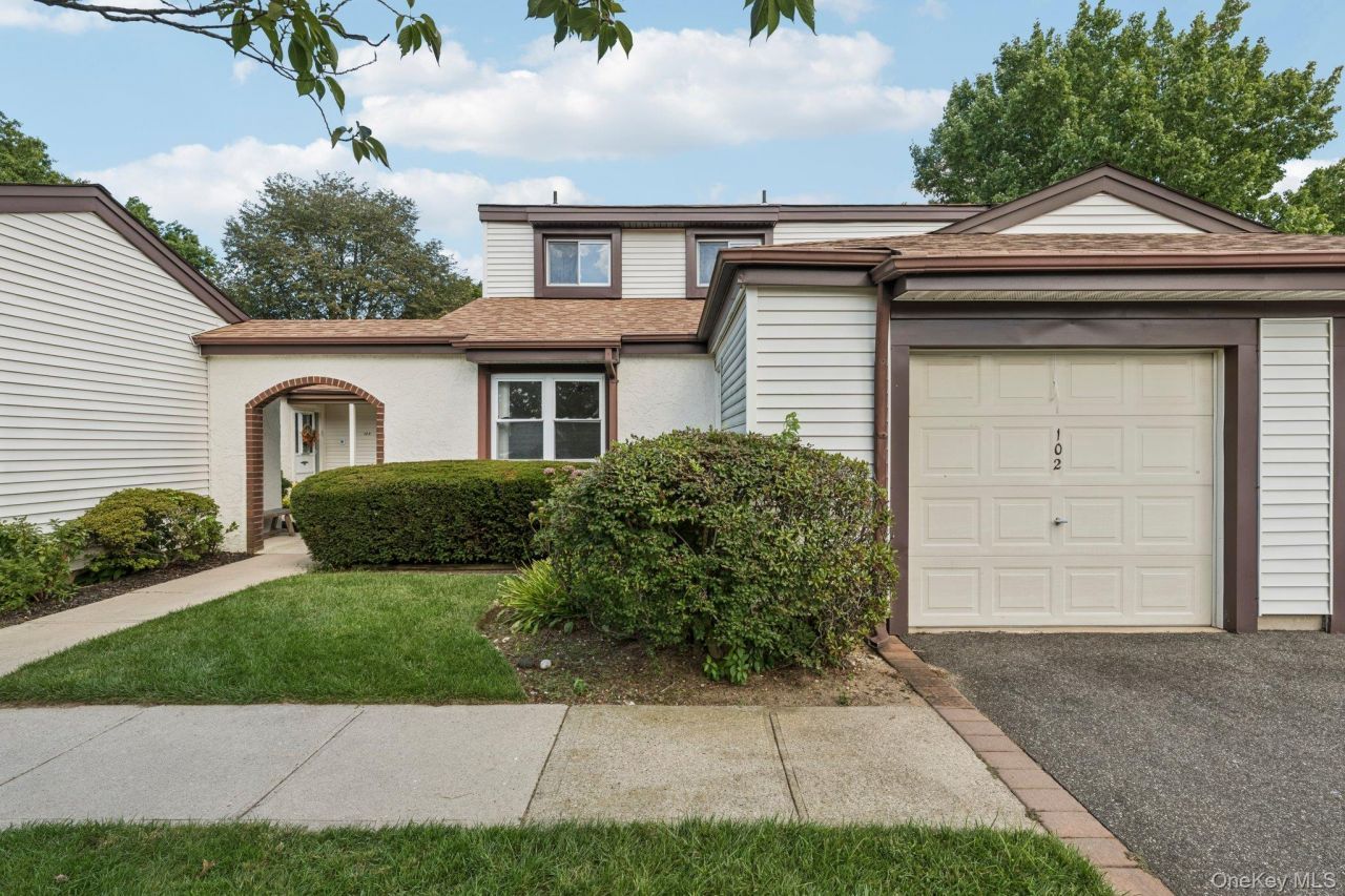 102 Gotham Way Saint James, NY 11780
