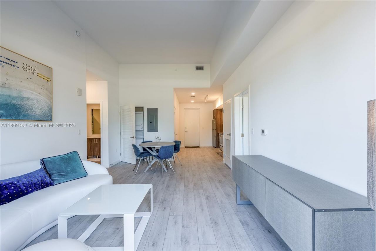 1080 NE 215th St, Unit 01-403, Unincorporated Dade County, FL 33179 Photo