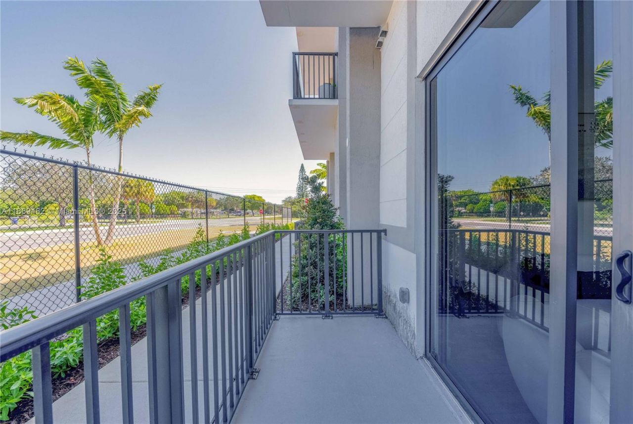 1080 NE 215th St, Unit 01-403, Unincorporated Dade County, FL 33179 Photo