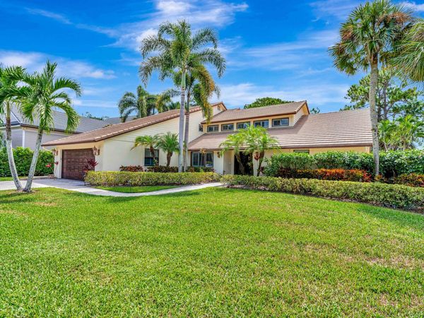 11 Berwick Road NE, Palm Beach Gardens, FL 33418