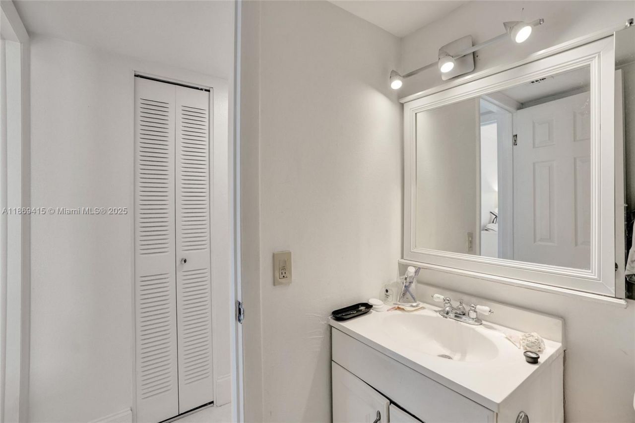 1801 S Treasure Dr, Unit 329, North Bay Village, FL 33141 Photo