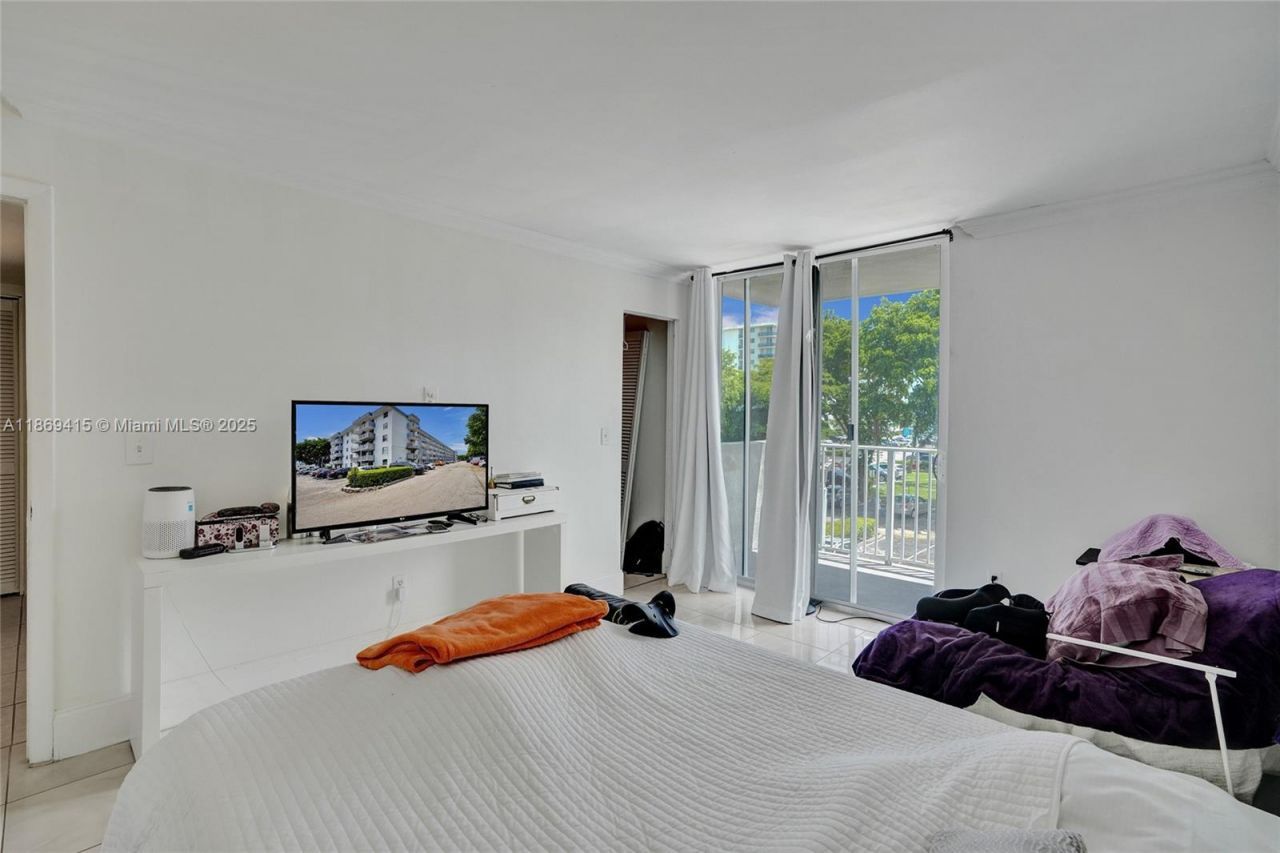 1801 S Treasure Dr, Unit 329, North Bay Village, FL 33141 Photo