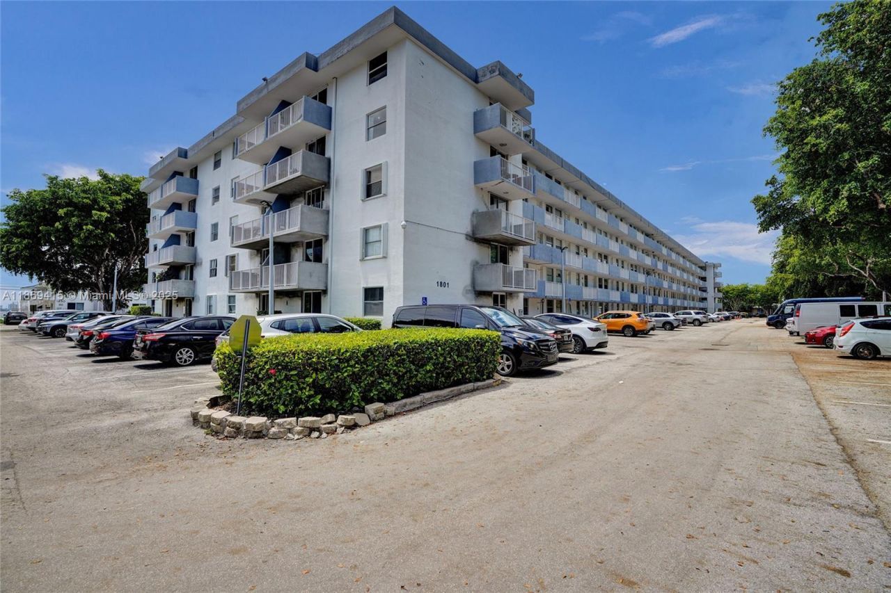 1801 S Treasure Dr, Unit 329, North Bay Village, FL 33141 Photo