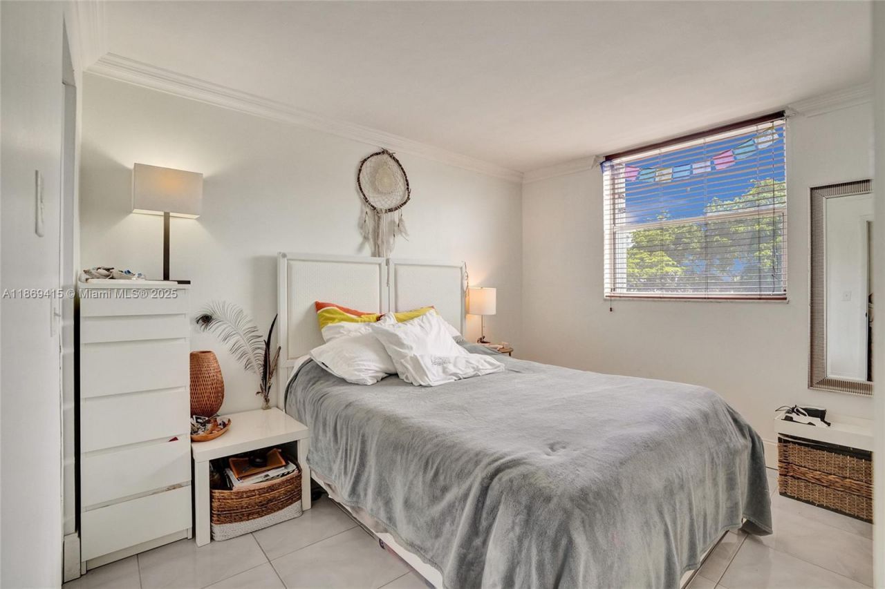 1801 S Treasure Dr, Unit 329, North Bay Village, FL 33141 Photo