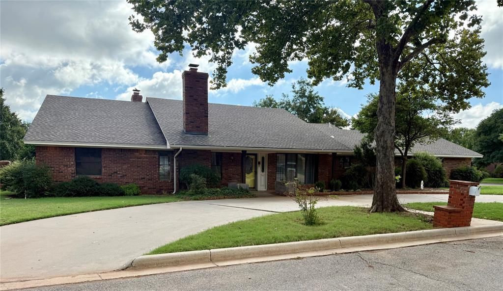 321 Red Fork, Clinton, OK 73601 Main Photo