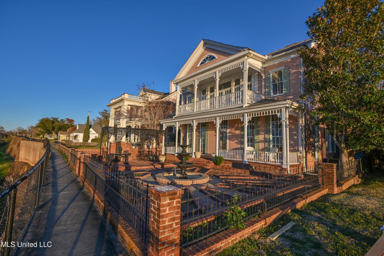 211 Clifton Avenue, Natchez, MS 39120 Main Photo