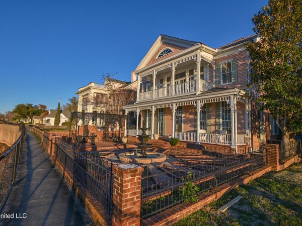 211 Clifton Avenue, Natchez, MS 39120