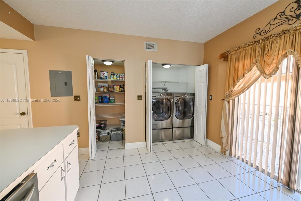 8390 NW 103rd St, Unit 205H, Hialeah Gardens, FL 33016 Photo