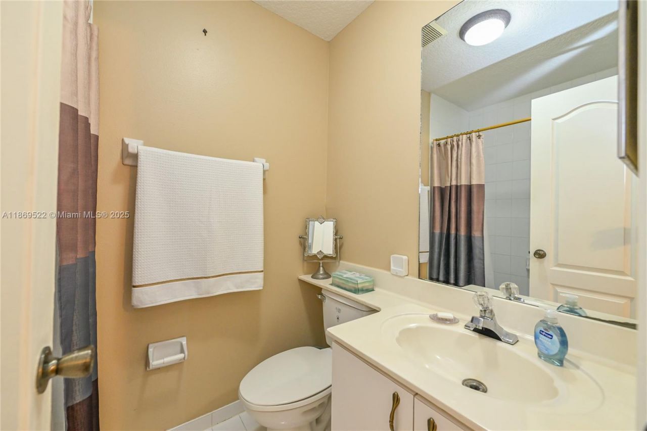 8390 NW 103rd St, Unit 205H, Hialeah Gardens, FL 33016 Photo