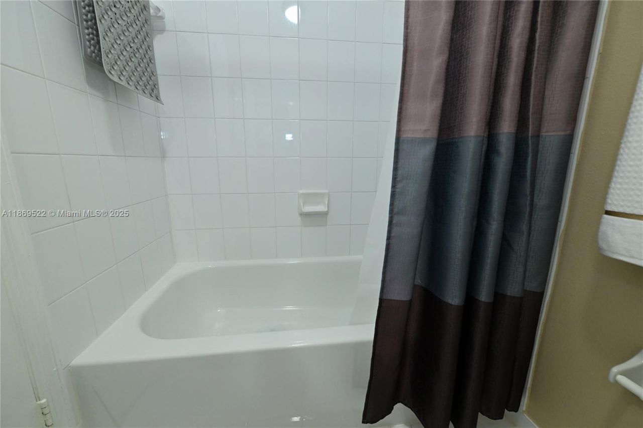 8390 NW 103rd St, Unit 205H, Hialeah Gardens, FL 33016 Photo