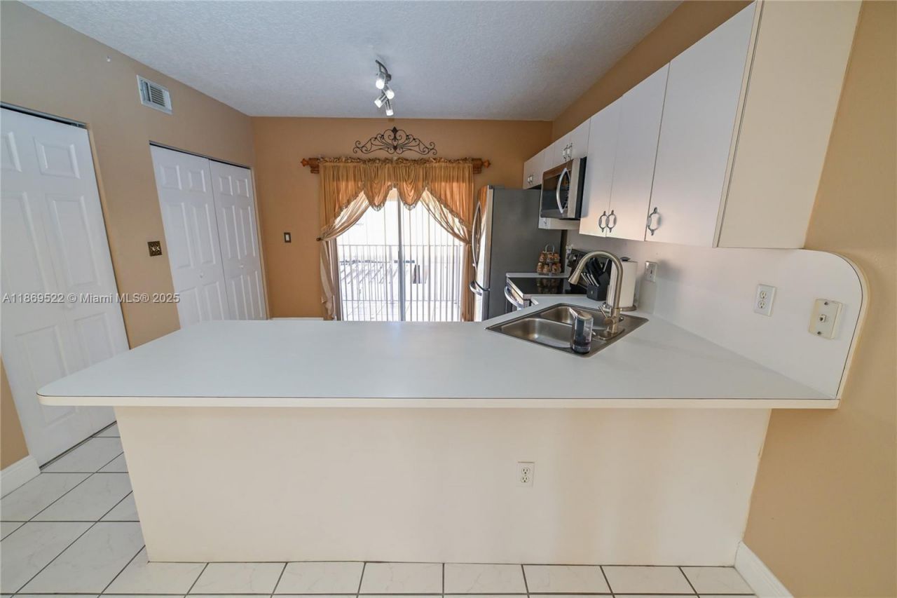 8390 NW 103rd St, Unit 205H, Hialeah Gardens, FL 33016 Photo