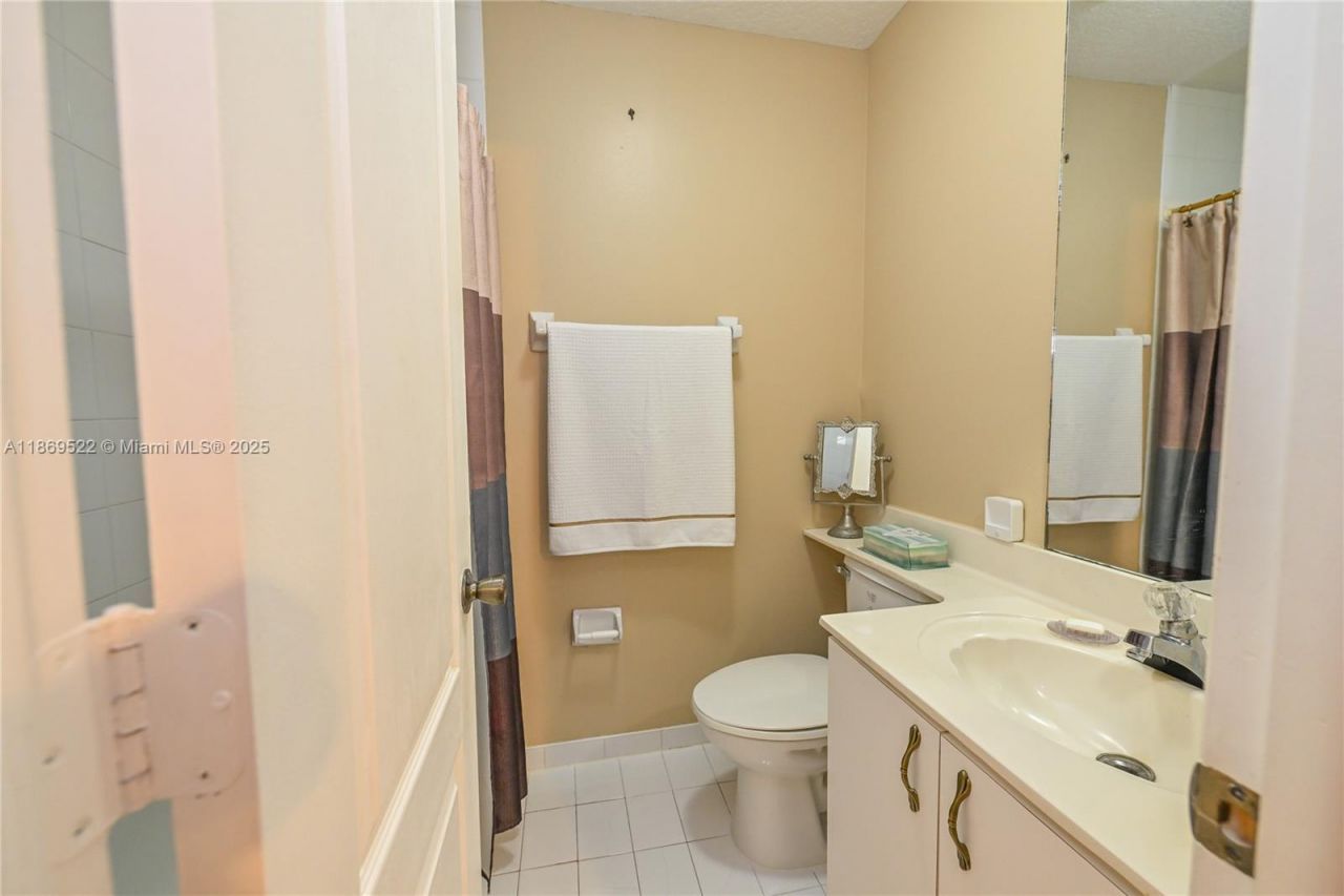 8390 NW 103rd St, Unit 205H, Hialeah Gardens, FL 33016 Photo