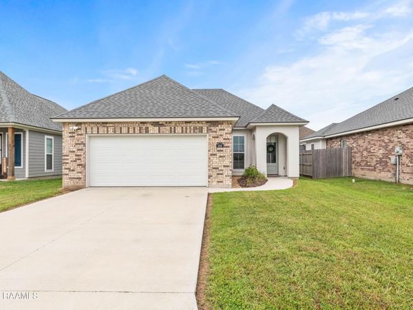209 Adry Lane, Youngsville, LA 70592
