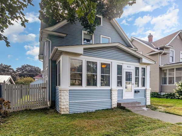 822 Smith Avenue S, Saint Paul, MN 55107
