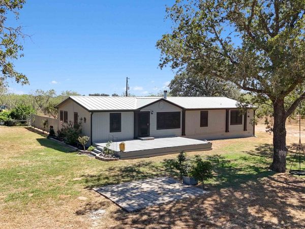 303 County Road 425, Stockdale, TX 78160