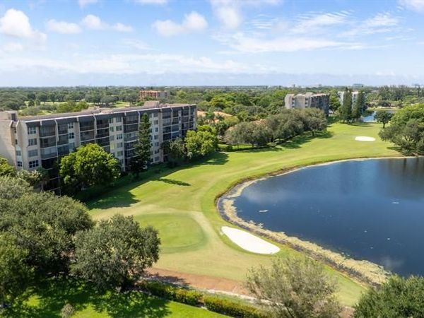 3300 W Rolling Hills Cir, Unit 704, Davie, FL 33328