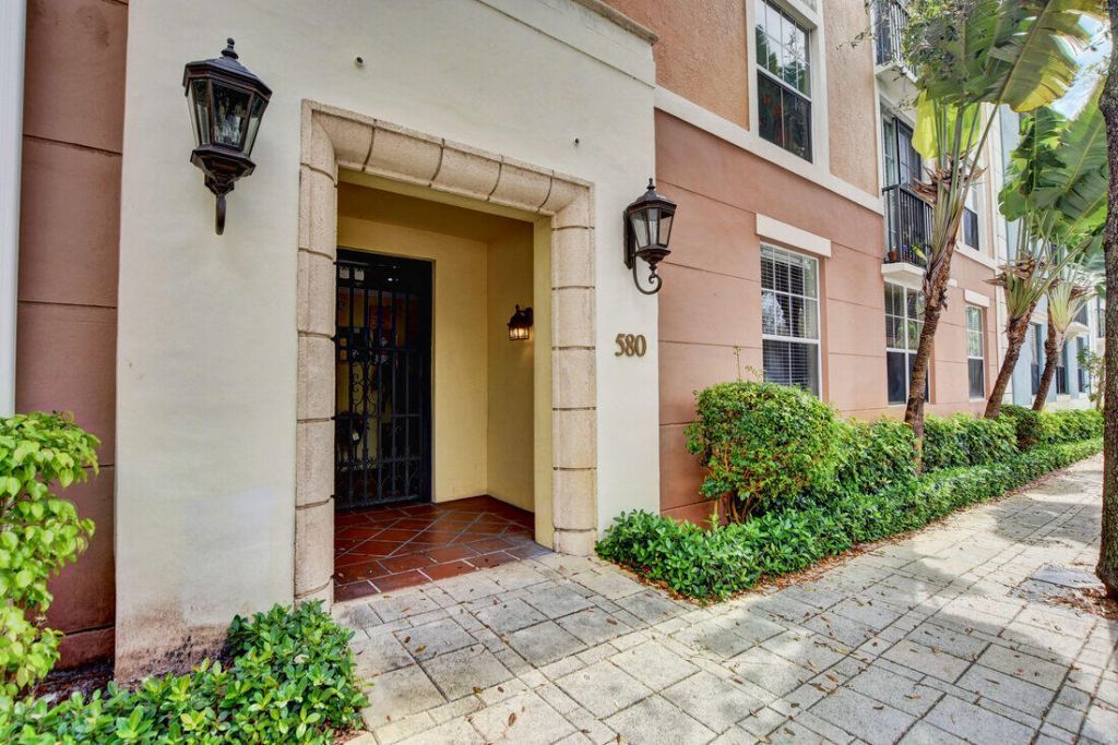 580 S Sapodilla Avenue, Unit 105, West Palm Beach, FL 33401 Photo