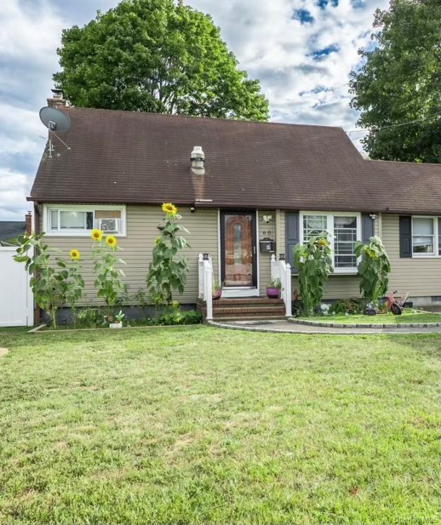 60 32nd Street, Copiague, NY 11726 Main Photo