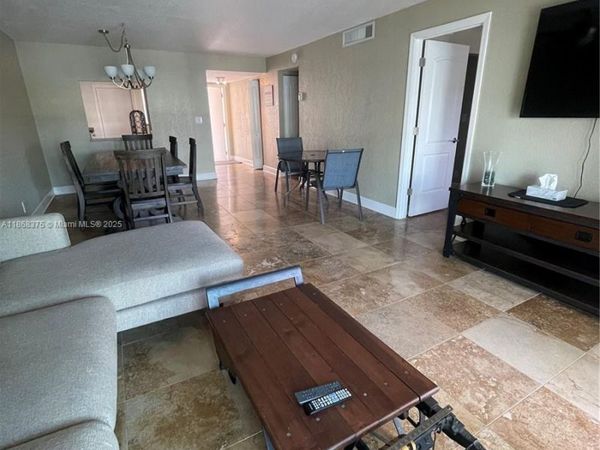 410 SE 2nd St, Unit 422, Hallandale Beach, FL 33009