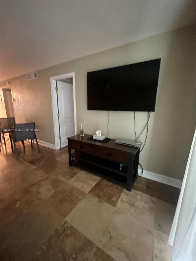 410 SE 2nd St, Unit 422, Hallandale Beach, FL 33009 Photo