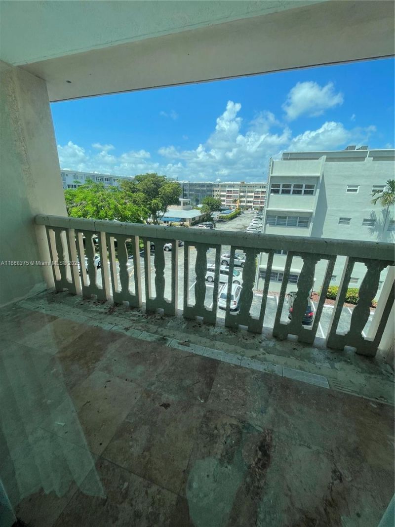 410 SE 2nd St, Unit 422, Hallandale Beach, FL 33009 Photo