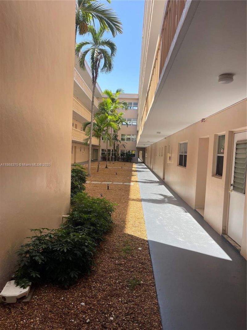 410 SE 2nd St, Unit 422, Hallandale Beach, FL 33009 Photo