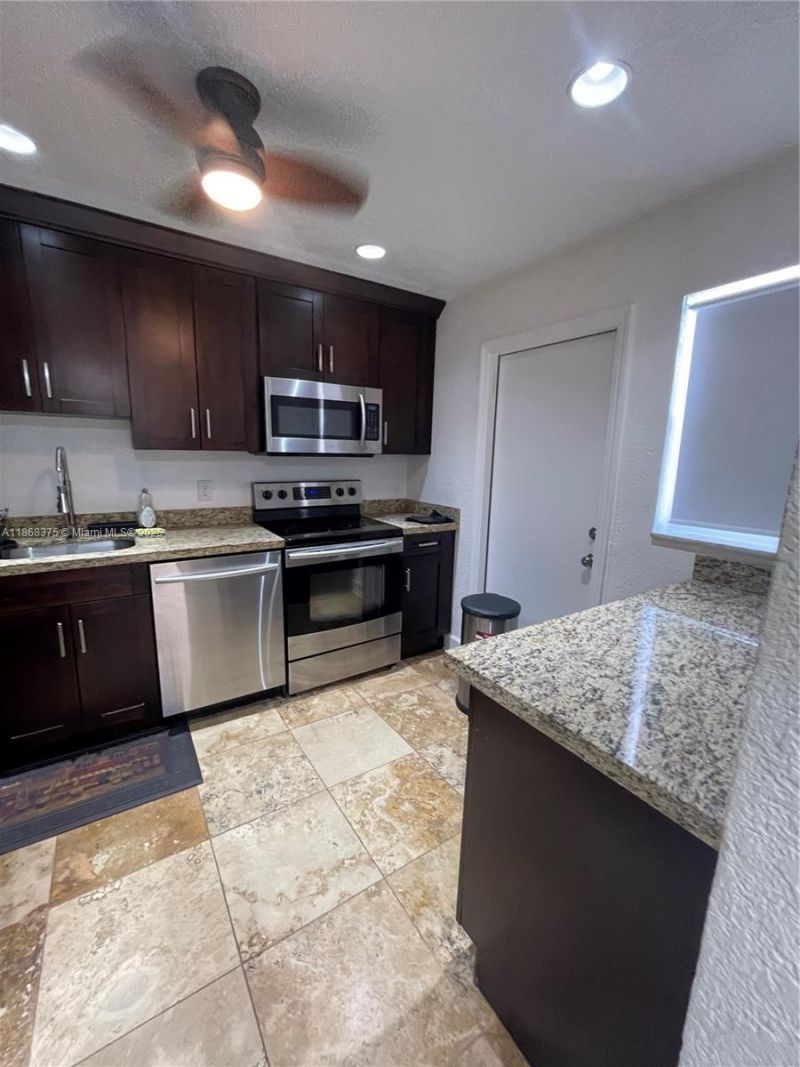 410 SE 2nd St, Unit 422, Hallandale Beach, FL 33009 Photo