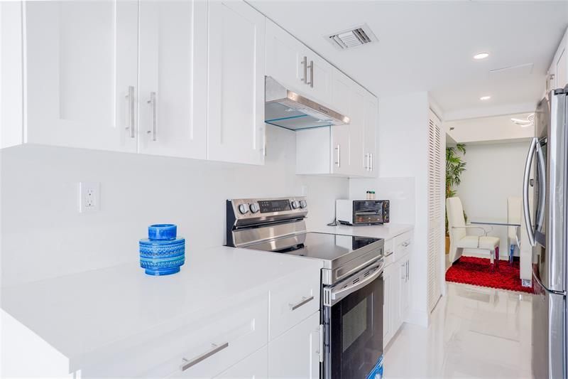 210 174 Street, Unit 1810, Sunny Isles Beach, FL 33160 Photo