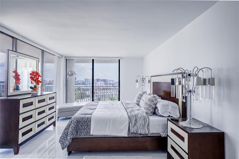 210 174 Street, Unit 1810, Sunny Isles Beach, FL 33160 Photo