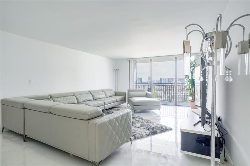 210 174 Street, Unit 1810, Sunny Isles Beach, FL 33160 Photo