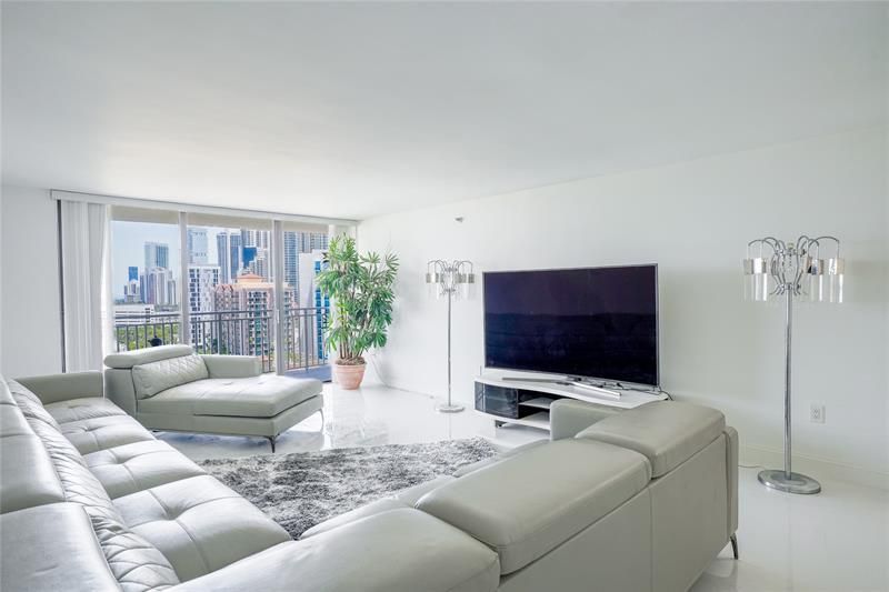 210 174 Street, Unit 1810, Sunny Isles Beach, FL 33160 Photo